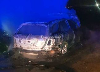 Attentato a Copertino, appiccate le fiamme al portone di uno stabile. A Martano auto prende fuoco in movimento, salvo il conducente