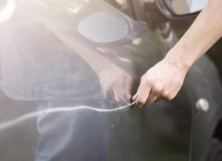 Ripresa dalle telecamere mentre sfregia la fiancata di un’auto: nei guai una insospettabile professionista