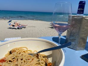 Weekend in riva al mare: migliaia di bagnanti nelle baie. Dal Gargano al Salento numeri oltre le previsioni - Corriere Salentino