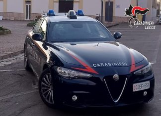 Aggredisce e ferisce la nonna, poi si scaglia contro la madre e i carabinieri: finisce in carcere