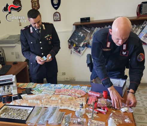 Il viavai dalla loro abitazione insospettisce i carabinieri, durante il blitz spuntano droga e 22.000 euro. Due arresti - Corriere Salentino