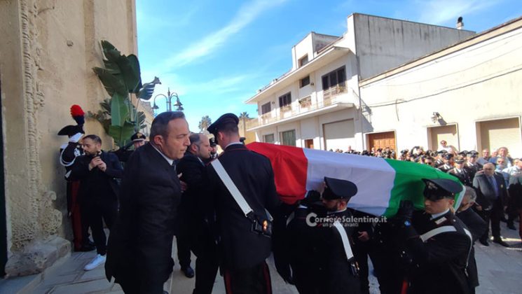 In centinaia per l'ultimo saluto a Francesco. Monsignor Angiuli: "la sua vita sia d'esempio" - Corriere Salentino