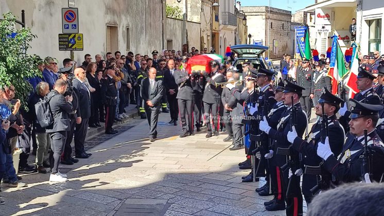 In centinaia per l'ultimo saluto a Francesco. Monsignor Angiuli: "la sua vita sia d'esempio" - Corriere Salentino