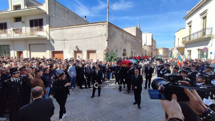 In centinaia per l'ultimo saluto a Francesco. Monsignor Angiuli: "la sua vita sia d'esempio" - Corriere Salentino