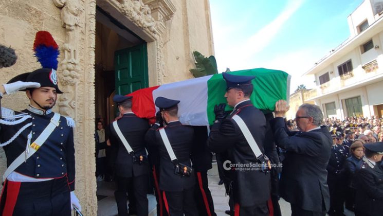 In centinaia per l'ultimo saluto a Francesco. Monsignor Angiuli: "la sua vita sia d'esempio" - Corriere Salentino