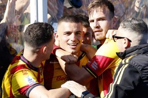 Krstovic illude ma il Monza la riacciuffa all’ultimo, 1-1. Punto prezioso per la salvezza ma lascia l’amaro in bocca - Corriere Salentino