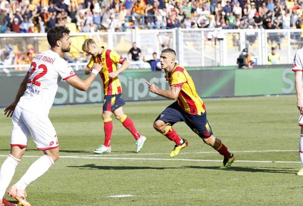 Krstovic illude ma il Monza la riacciuffa all’ultimo, 1-1. Punto prezioso per la salvezza ma lascia l’amaro in bocca - Corriere Salentino