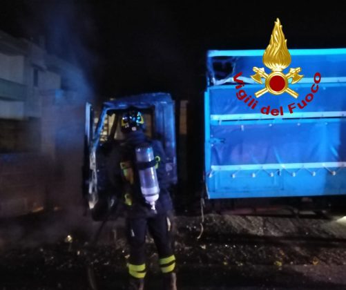 Doppio incendio notturno, alle fiamme una Fiesta e un autocarro: si indaga sulle cause - Corriere Salentino