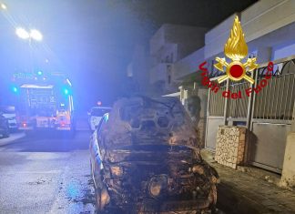 Altra notte, altra auto a fuoco: le fiamme avvolgono la Fiat 600 di una donna. Si indaga sulle cause