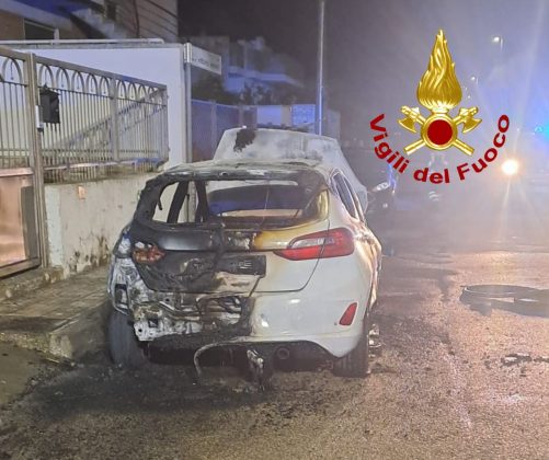Doppio incendio notturno, alle fiamme una Fiesta e un autocarro: si indaga sulle cause - Corriere Salentino
