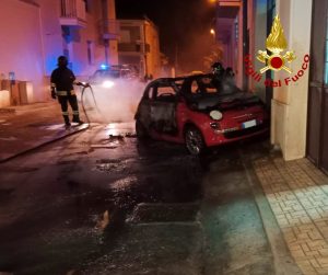 Paura nel centro abitato: auto in fiamme si schianta contro il portone di una falegnameria - Corriere Salentino
