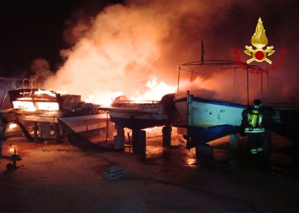 Gallipoli, scoppia incendio in un deposito di barche: le fiamme distruggono varie imbarcazioni - Corriere Salentino