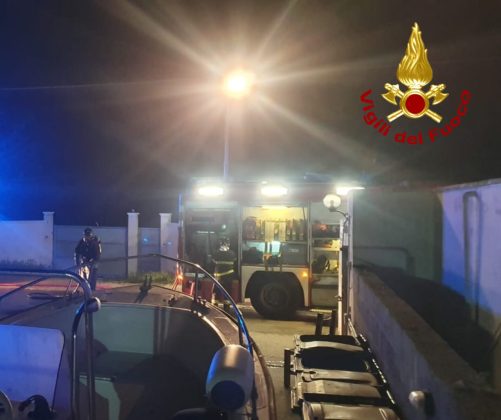 Gallipoli, scoppia incendio in un deposito di barche: le fiamme distruggono varie imbarcazioni - Corriere Salentino