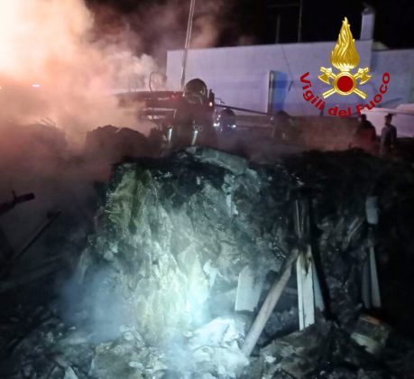 Gallipoli, scoppia incendio in un deposito di barche: le fiamme distruggono varie imbarcazioni - Corriere Salentino