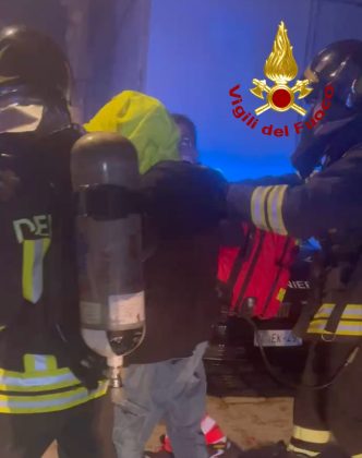 Paura in provincia: divampa incendio in casa, messi in salvo proprietario e cagnolino - Corriere Salentino