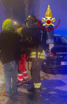 Paura in provincia: divampa incendio in casa, messi in salvo proprietario e cagnolino - Corriere Salentino