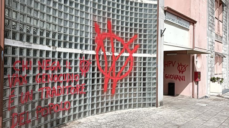 A volte ritornano: "No Vax" in azione a Maglie, imbrattati sede e mezzi dell'Asl - Corriere Salentino