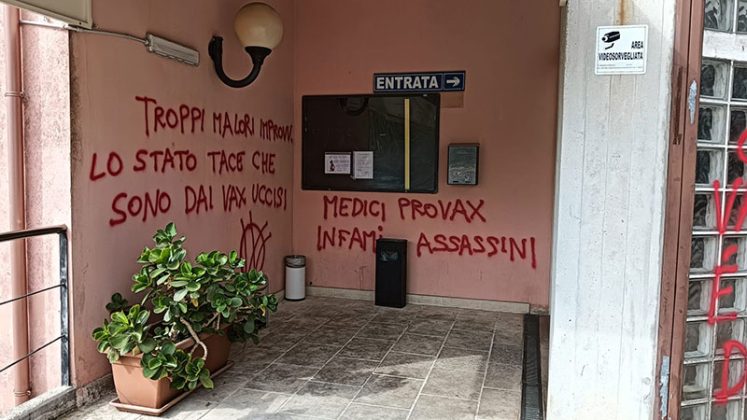 A volte ritornano: "No Vax" in azione a Maglie, imbrattati sede e mezzi dell'Asl - Corriere Salentino