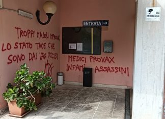 A volte ritornano: “No Vax” in azione a Maglie, imbrattati sede e mezzi dell’Asl