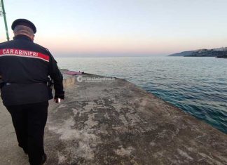 Tragedia in riva al mare: ragazzo 15enne si tuffa e muore. Inutili i soccorsi