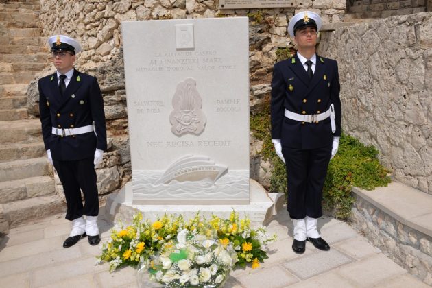 Inaugurata nuova stele in memoria dei finanzieri Salvatore De Rosa e Daniele Zoccola - Corriere Salentino