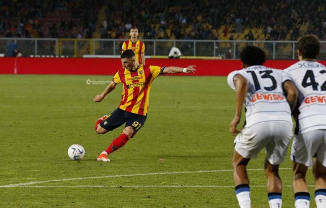 Il Lecce saluta il Via del Mare con una sconfitta: l’Atalanta vince 2 a 0, ma sugli spalti è comunque festa giallorossa - Corriere Salentino