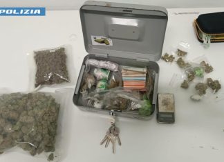 Il figlio è sospettato di spacciare droga, la madre cerca di bloccare gli agenti ed evitare la perquisizione in casa