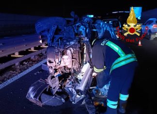 Schianto sulla tangenziale: un’auto si ribalta, l’altra termina contro il guardrail. Ferita una donna