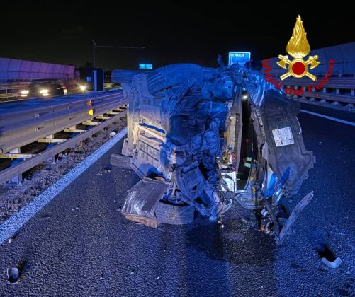 Schianto sulla tangenziale: un'auto si ribalta, l'altra termina contro il guardrail. Ferita una donna - Corriere Salentino