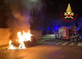 Cinque auto danneggiate dal fuoco in meno di un’ora: fiamme nella notte in città