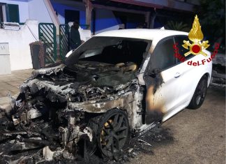 Raid incendiario nel basso Salento: dati alle fiamme tre mezzi della famiglia di un geometra