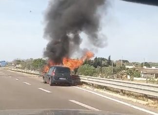Paura sulla Lecce – Gallipoli, auto prende fuoco in movimento: salvi gli occupanti