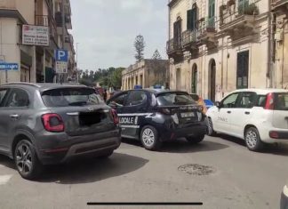 Fuoriuscita di gas dopo il danneggiamento di una tubatura durante i lavori in strada, scatta l’allarme nel pieno centro di Lecce