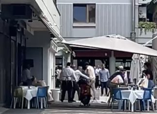 Momenti di tensione prima dell’arrivo di Sgarbi: botte e lancio di tavoli e sedie davanti a un noto bar