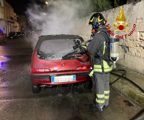 Cinque auto danneggiate dal fuoco in meno di un’ora: fiamme nella notte in città - Corriere Salentino