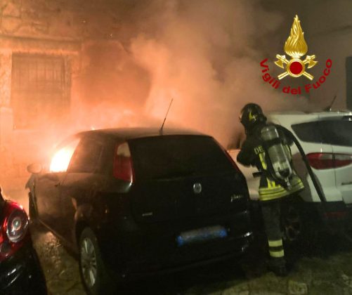 Cinque auto danneggiate dal fuoco in meno di un’ora: fiamme nella notte in città - Corriere Salentino