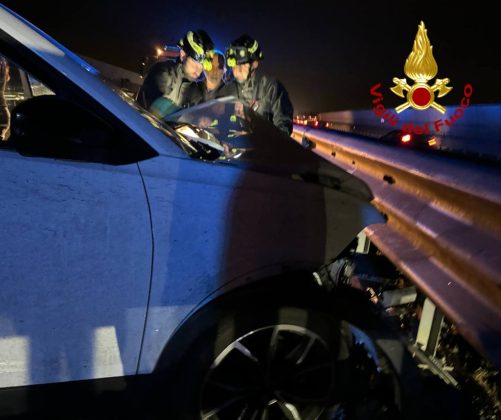 Schianto sulla tangenziale: un'auto si ribalta, l'altra termina contro il guardrail. Ferita una donna - Corriere Salentino