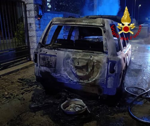 Notte di fuoco in provincia, tre mezzi distrutti dalle fiamme: si indaga sulle cause. Colpita l’auto di un assessore comunale - Corriere Salentino