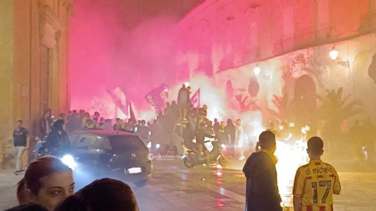 Esplode di nuovo la festa giallorossa nelle vie del centro: corteo, fumogeni e fuochi d’artificio - Corriere Salentino