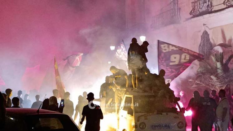 Esplode di nuovo la festa giallorossa nelle vie del centro: corteo, fumogeni e fuochi d’artificio - Corriere Salentino