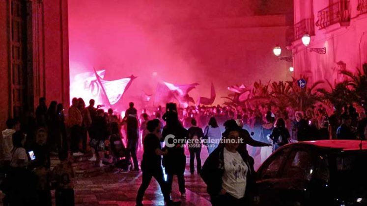 Esplode di nuovo la festa giallorossa nelle vie del centro: corteo, fumogeni e fuochi d’artificio - Corriere Salentino
