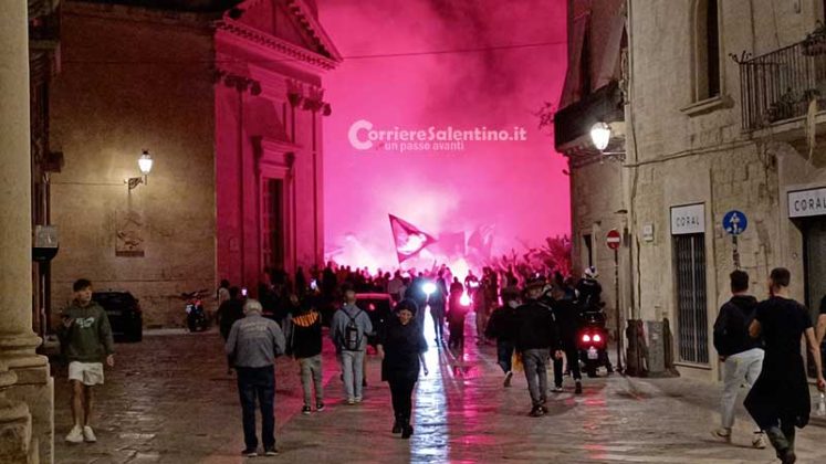 Esplode di nuovo la festa giallorossa nelle vie del centro: corteo, fumogeni e fuochi d’artificio - Corriere Salentino