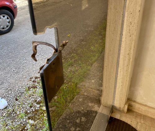 Profanato di nuovo il cimitero di Lecce: vandali forzano cappella per rubare fiori finti e una statuetta - Corriere Salentino