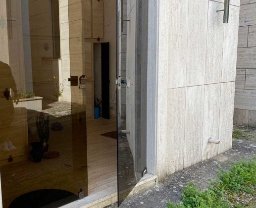 Profanato di nuovo il cimitero di Lecce: vandali forzano cappella per rubare fiori finti e una statuetta - Corriere Salentino