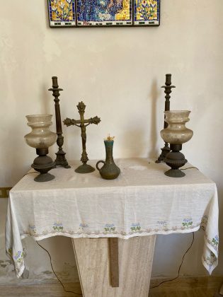 Profanato di nuovo il cimitero di Lecce: vandali forzano cappella per rubare fiori finti e una statuetta - Corriere Salentino