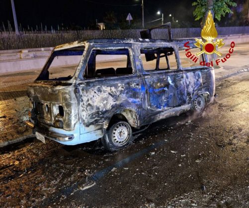 Notte di fuoco in provincia, tre mezzi distrutti dalle fiamme: si indaga sulle cause. Colpita l’auto di un assessore comunale - Corriere Salentino