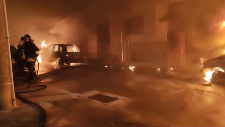 Ancora incendi notturni: tre auto in fiamme nel basso Salento. Colpiti i mezzi di due fratelli - Corriere Salentino