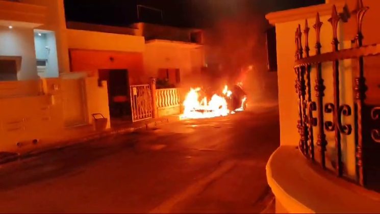 Ancora incendi notturni: tre auto in fiamme nel basso Salento. Colpiti i mezzi di due fratelli - Corriere Salentino