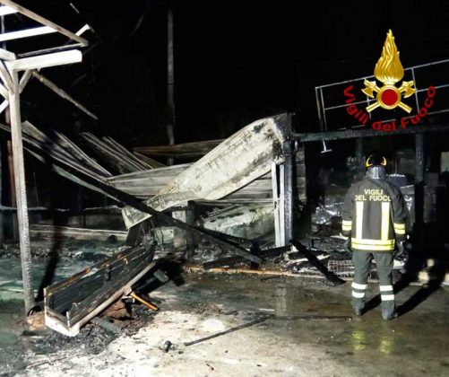 Altra notte di fuoco a Torre San Giovanni, incendiato bar in area di servizio. A Gallipoli a fuoco l’Audi di un consigliere - Corriere Salentino