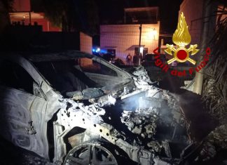 Altra notte “rovente”, fiamme nel basso Salento: brucia la Mercedes di un 36enne